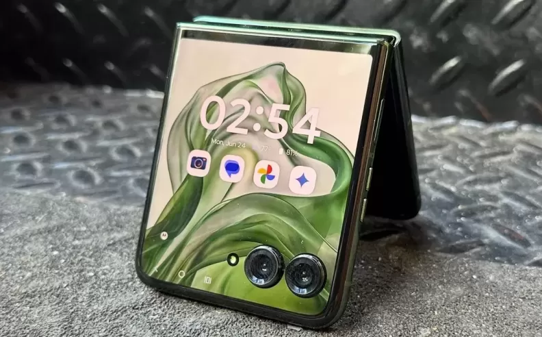 Motorola Razr 60 Ultra Launches in India with Snapdragon 8 Elite and Premium Design Options